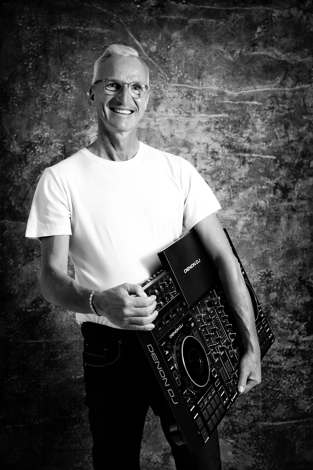 DJ Sweeby zwart-wit portret met controller
