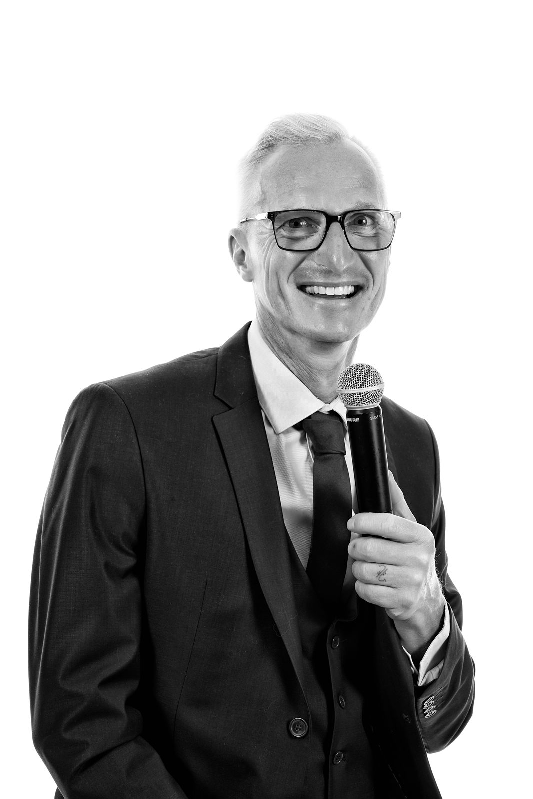 DJ Sweeby zwart-wit portret met microfoon