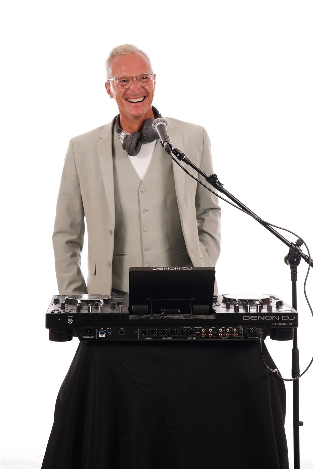 DJ Sweeby lachend achter zijn set