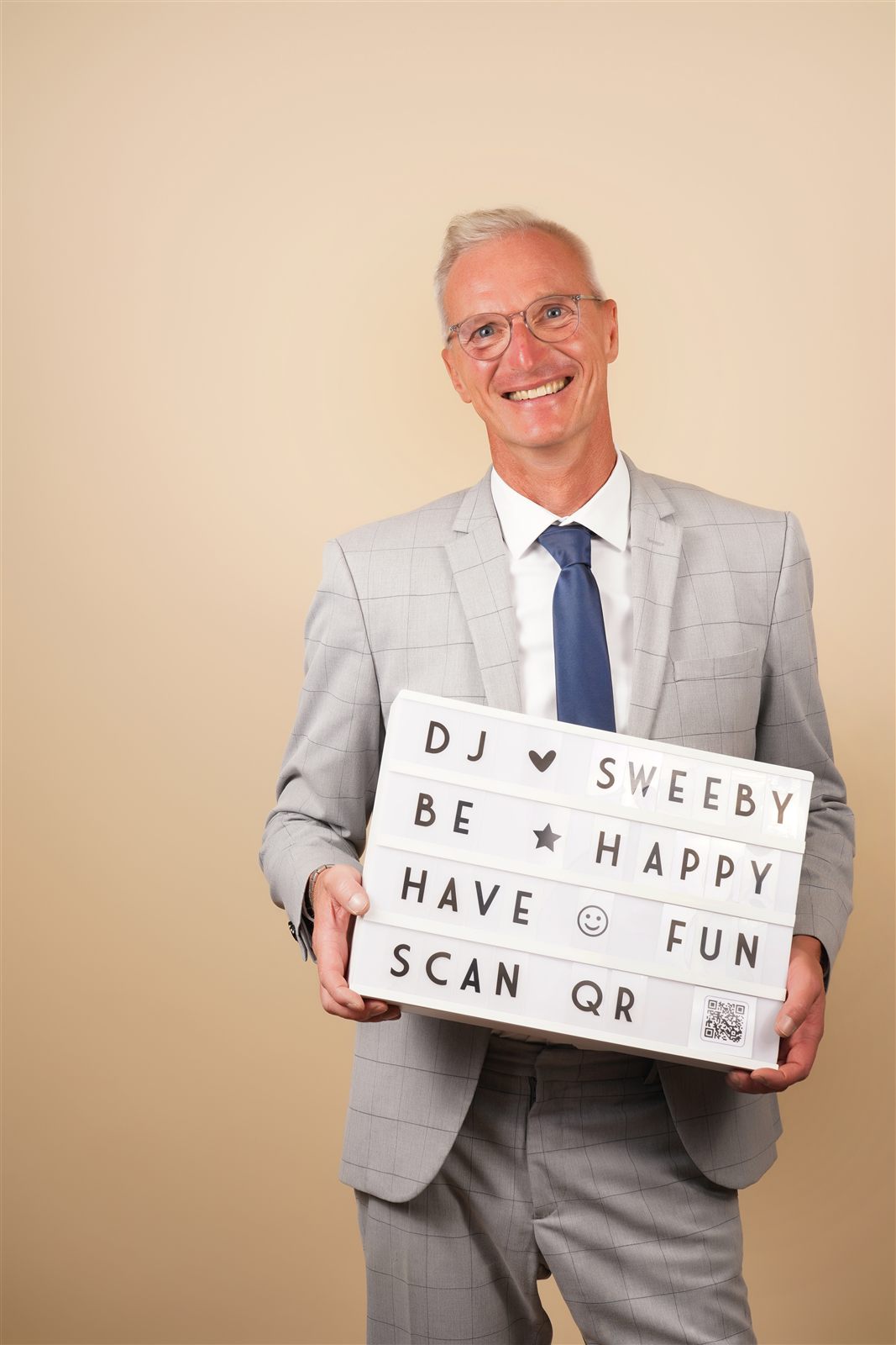 DJ Sweeby met lichtbak Have Fun Be Happy