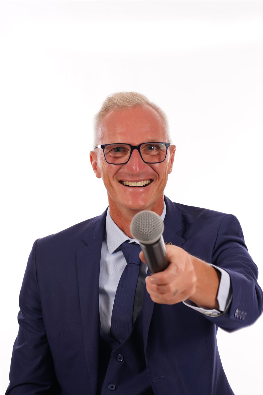 DJ Sweeby richt de microfoon naar het publiek